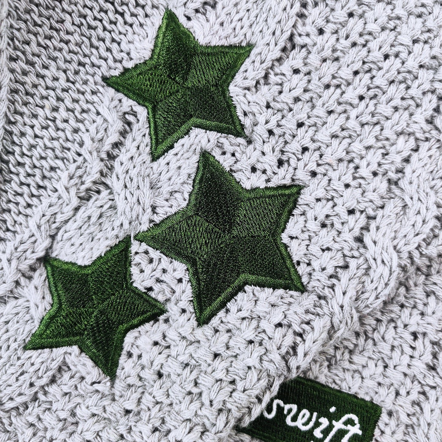 Cardigan oversize en maille torsadée brodée d'étoiles
