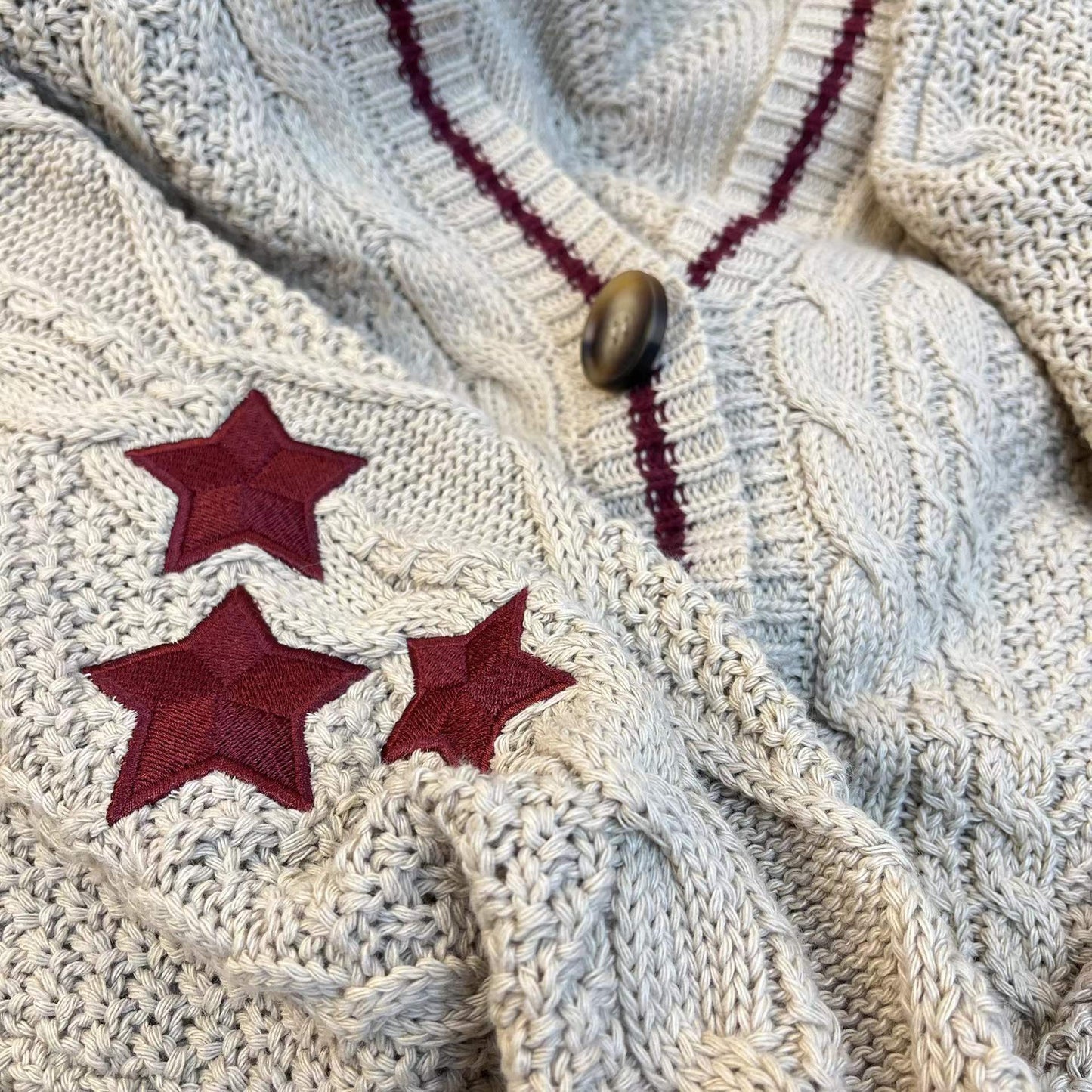 Cardigan oversize en maille torsadée brodée d'étoiles