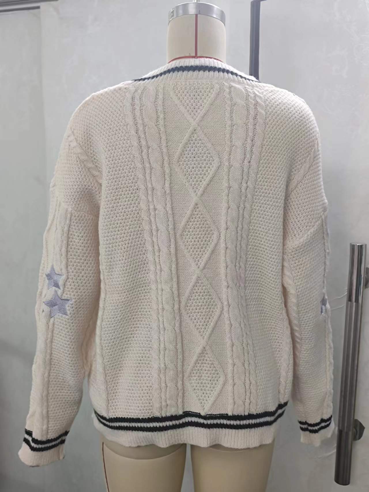 Cardigan oversize en maille torsadée brodée d'étoiles