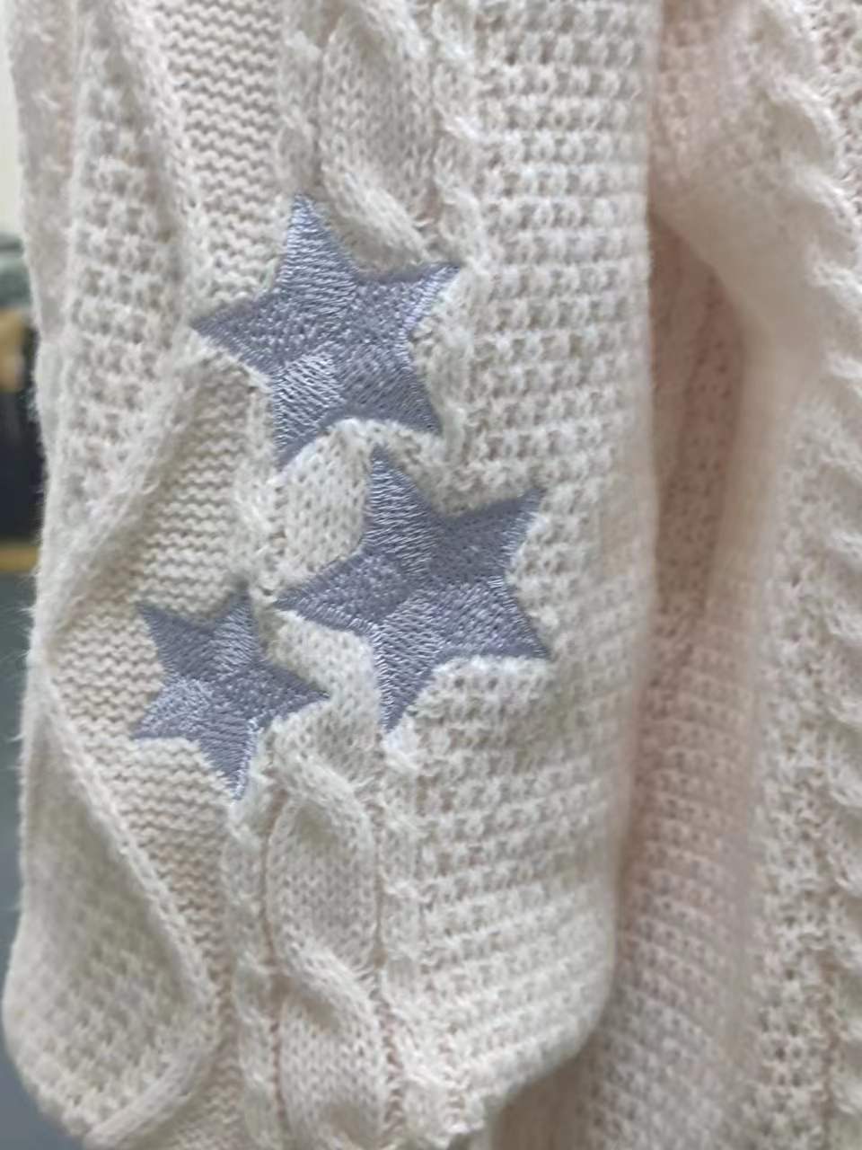 Cardigan oversize en maille torsadée brodée d'étoiles