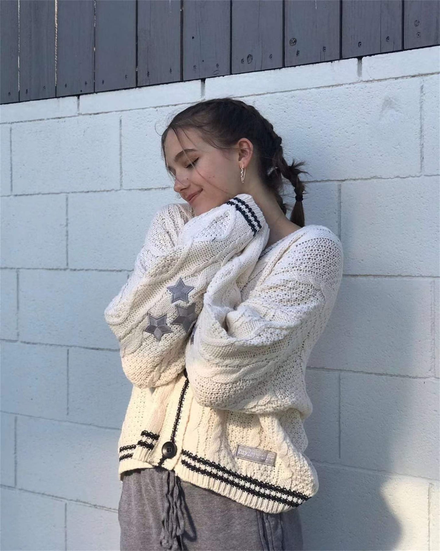 Cardigan oversize en maille torsadée brodée d'étoiles
