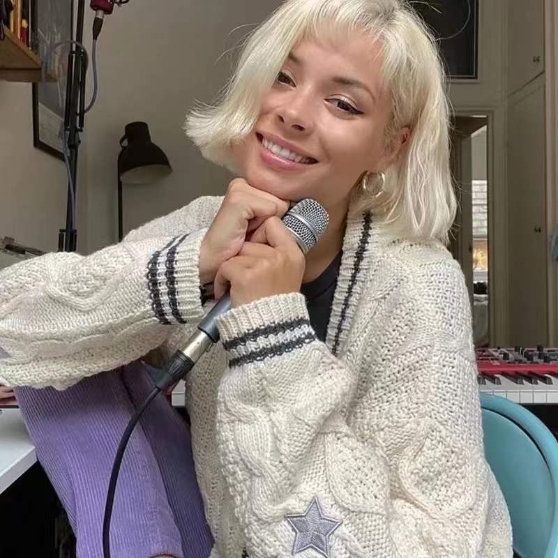 Cardigan oversize en maille torsadée brodée d'étoiles