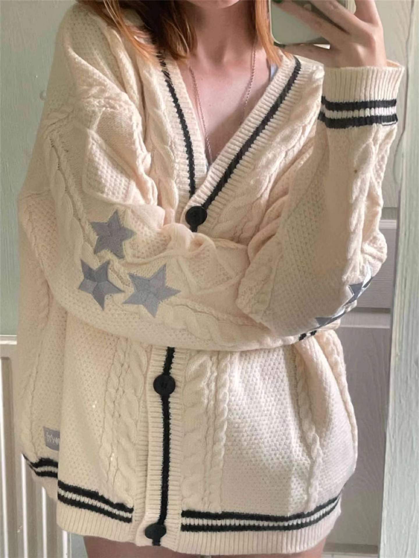 Cardigan oversize en maille torsadée brodée d'étoiles